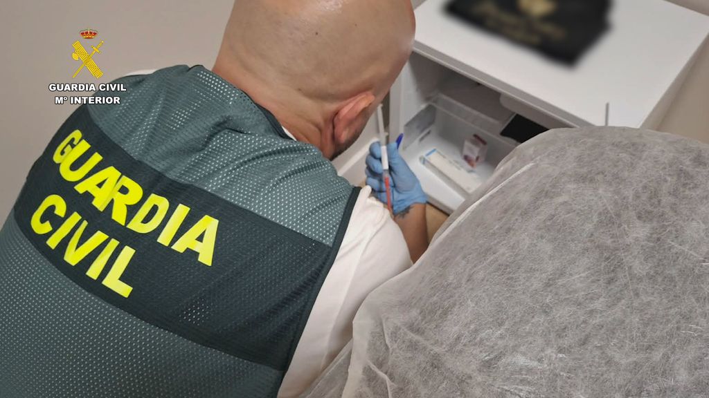Un agente de la Guardia Civil revisa las muestras intervenidas