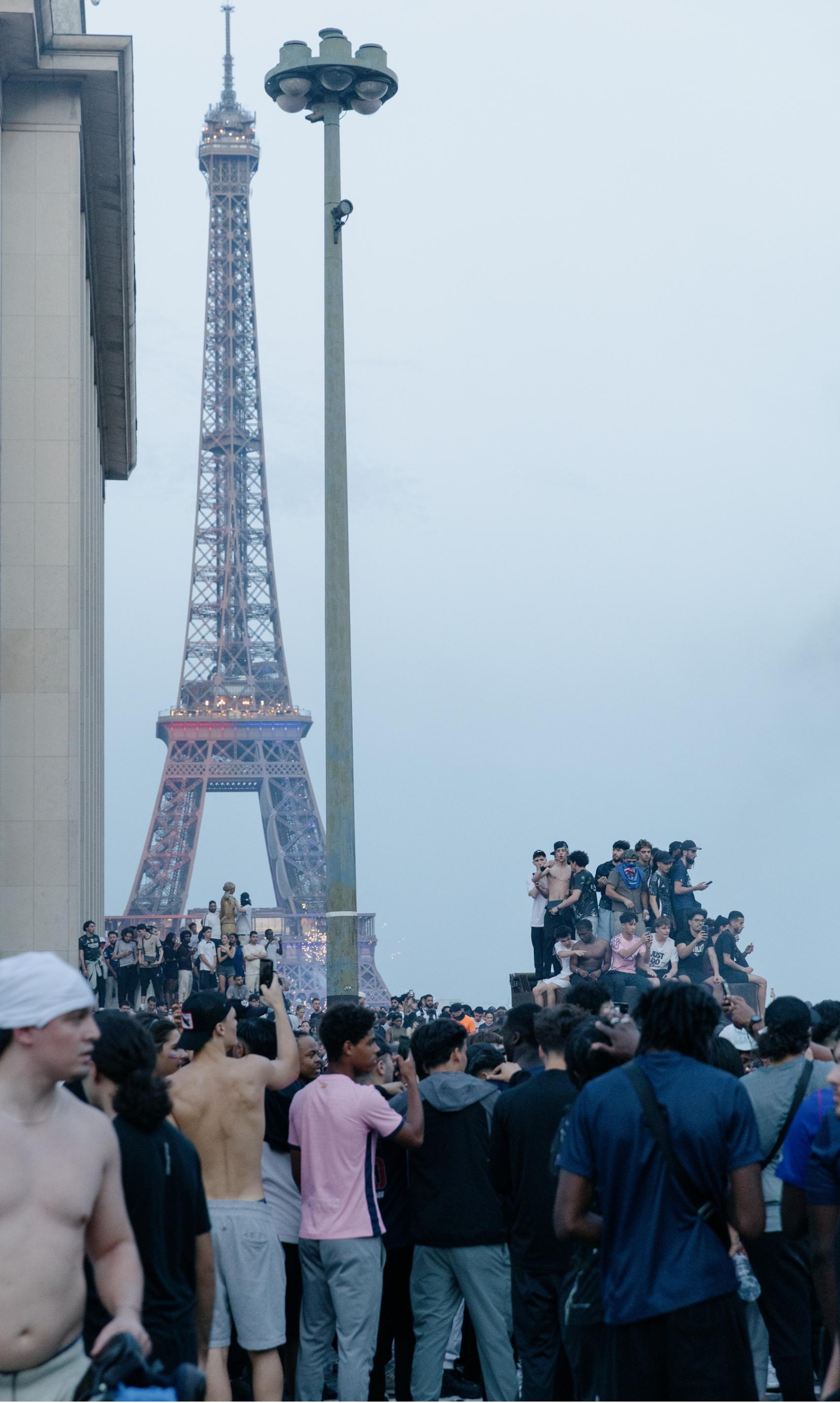 Aficionats del PSG celebren el títol de la Champions League als voltants de la Torre Eiffel