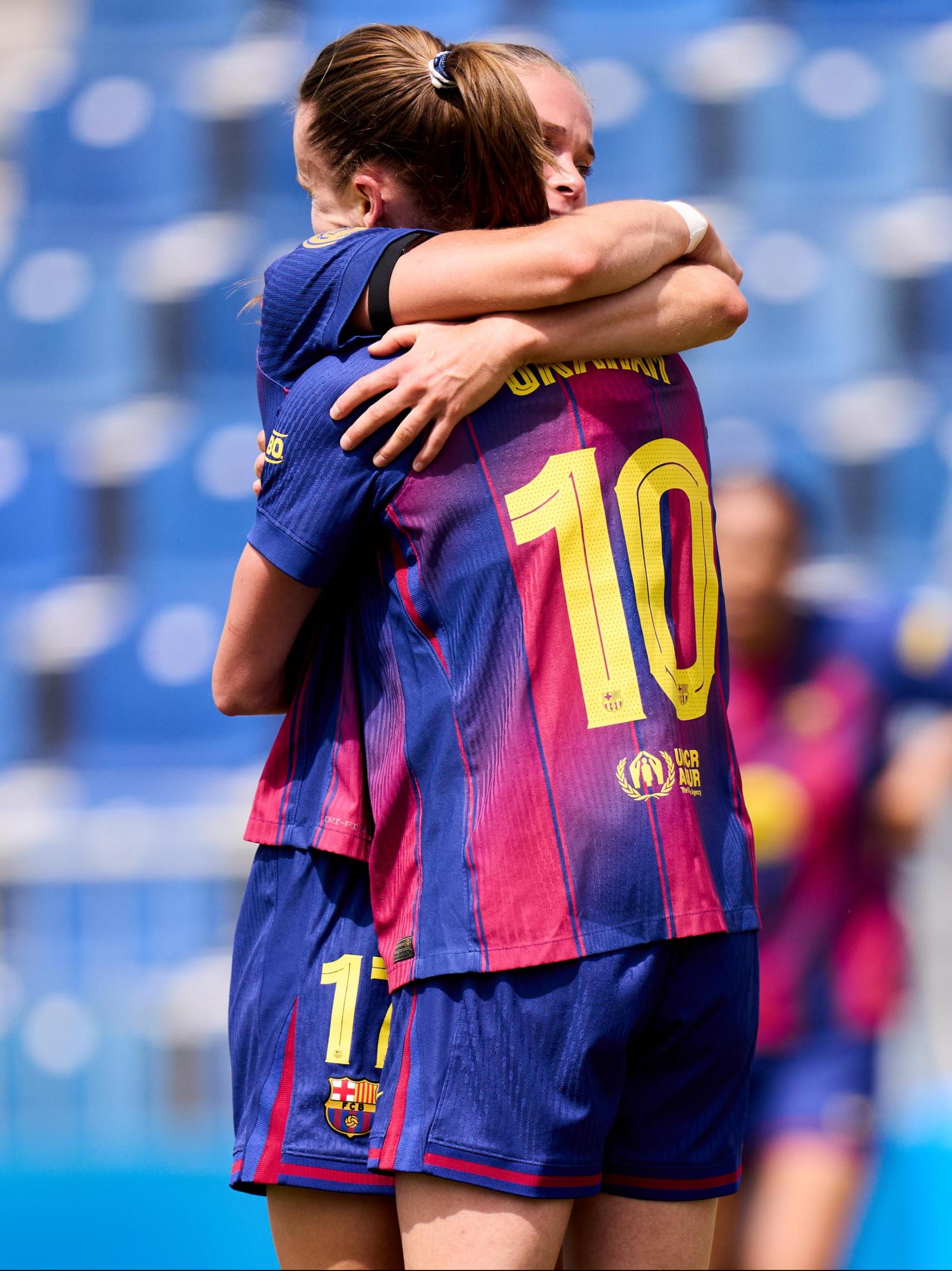 Ewa Pajor abraça Caroline Graham Hansen després de marcar un doblet al Madrid CFF-Barça Femení