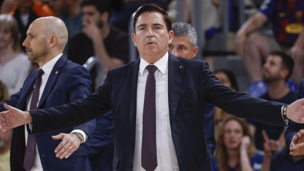 Xavi Pascual reacciona en la contundente derrota del Barça de basket contra el Valencia