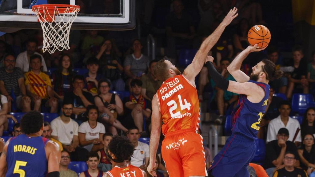 Toko Shengelia llença a cistella al Barça de bàsquet-Valencia Basket