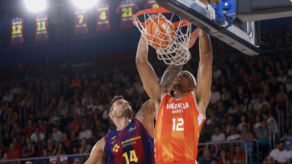 Neal Sako fa un esmaixada davant la defensa de Willy Hernangómez al Barça de bàsquet-Valencia Basket.jpg
