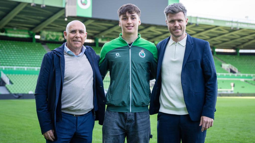 Jorge Salinas, en l'acte de la seva renovació amb el Racing de Santander fins al 2029