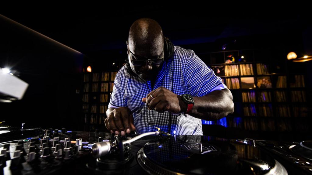 EL DJ Carl Cox, als plats
