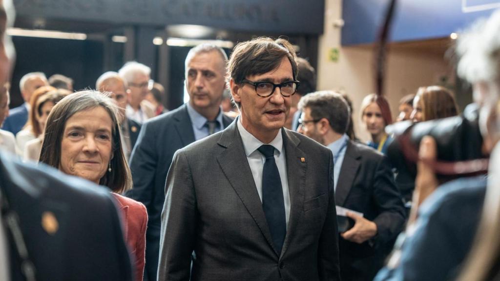 Teresa Garcia-Milà, presidenta del Cercle d'Economia, y el presidente de la Generalitat, Salvador Illa, en la 41ª edición de la Reunión del Cercle d'Economia, en Barcelona