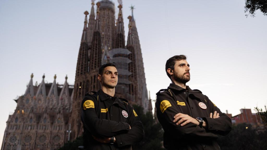 Dos vigilantes de seguridad de la empresa Prosegur ante la Sagrada Familia, en una imagen de archivo