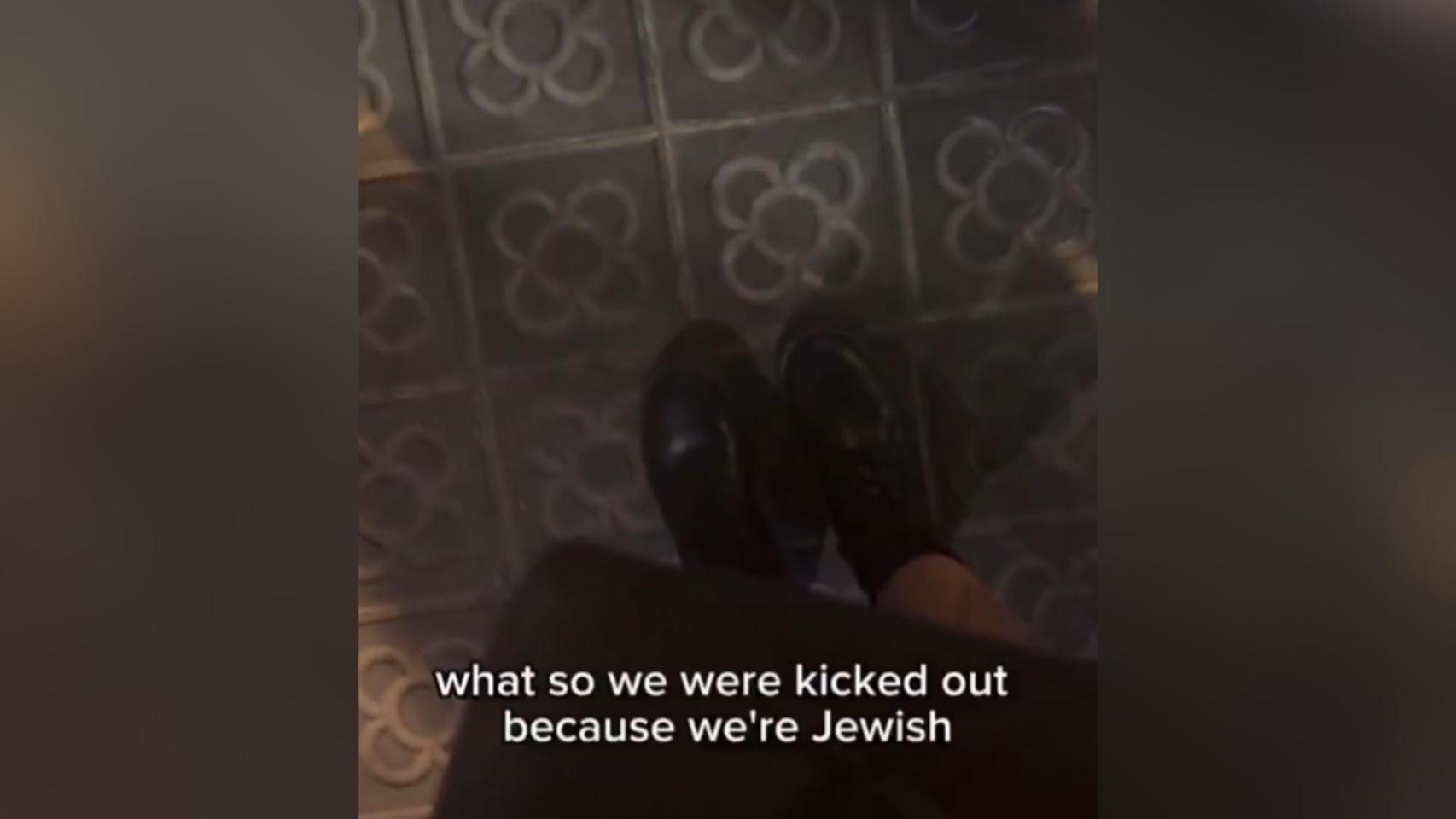 Una captura de pantalla del vídeo tomado por la pareja de americanas con origen judío tras ser expulsadas de una sauna en Barcelona