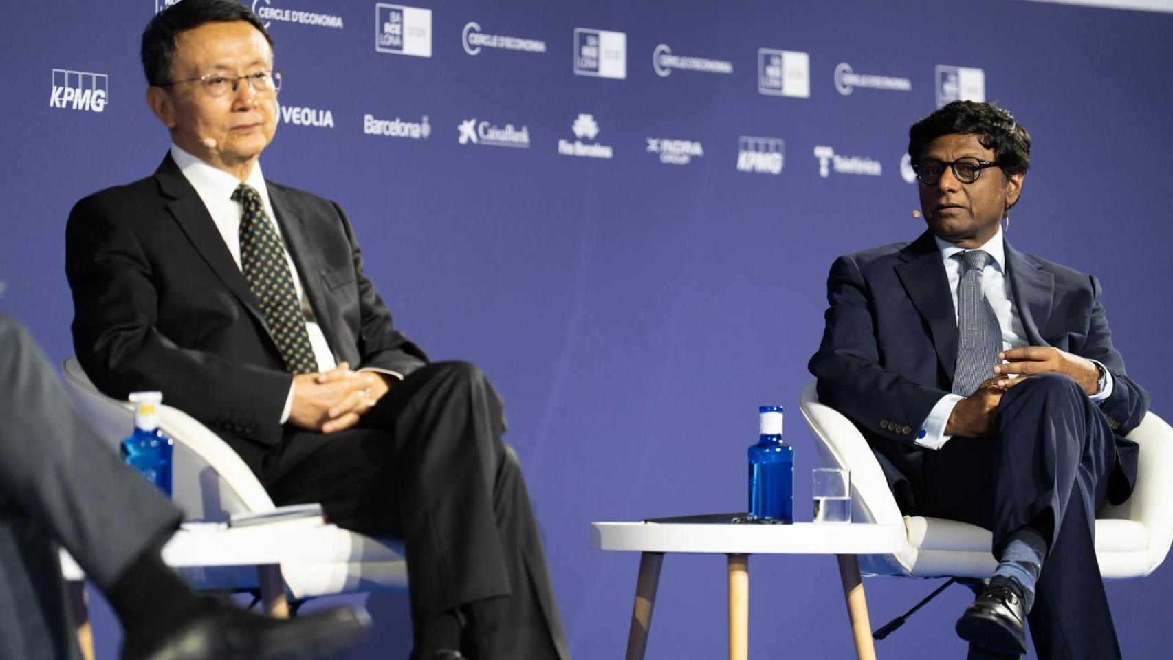 Mohan Kumar, exembajador de India en Francia y Baréin, y Jia Qingguo, miembro del principal órgano consultivo político del Partido Comunista Chino, en el Cercle d’Economia de Barcelona
