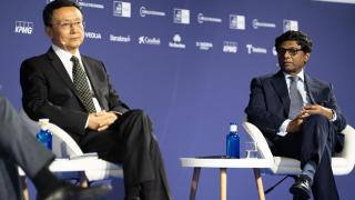 Mohan Kumar, exembajador de India en Francia y Baréin y Jia Qingguo, miembro del principal órgano consultivo político del Partido Comunista Chino, en el Cercle d’Economia de Barcelona