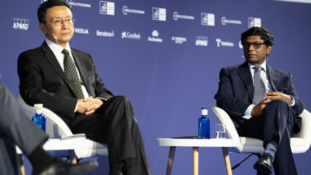 Mohan Kumar, exembajador de India en Francia y Baréin y Jia Qingguo, miembro del principal órgano consultivo político del Partido Comunista Chino, en el Cercle d’Economia de Barcelona