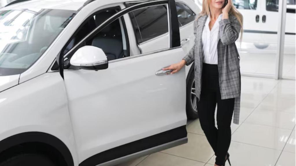 Una mujer recoge su nuevo coche de renting