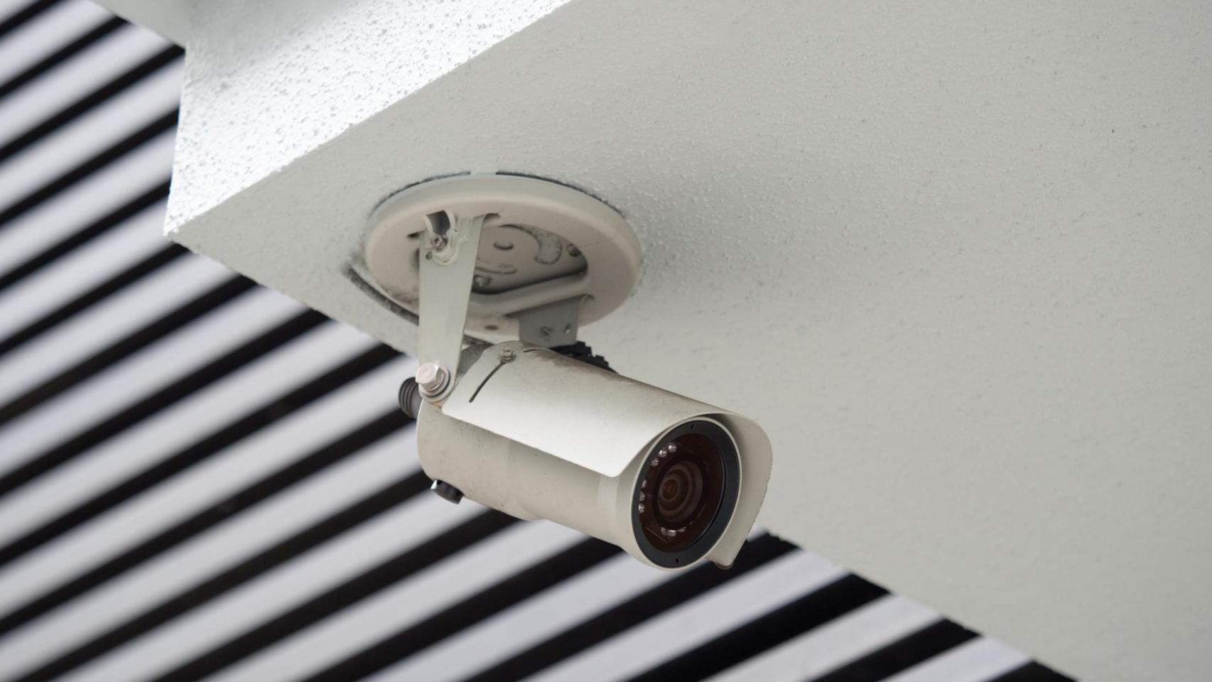 Cámara de videovigilancia instalada en una comunidad de vecinos
