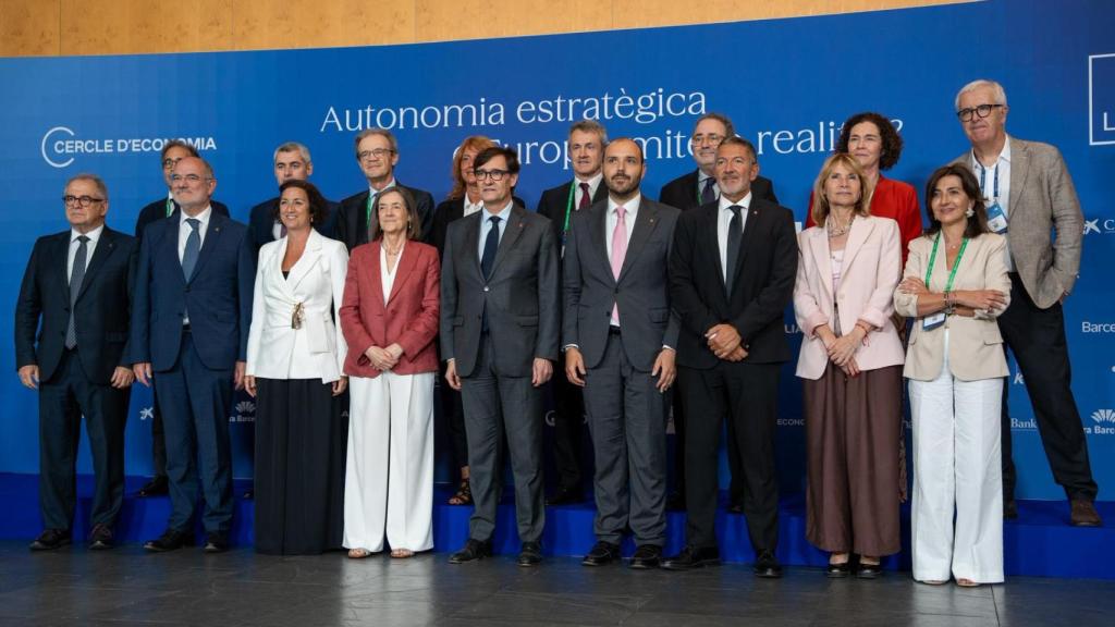 El president de la Generalitat, Salvador Illa, al centre, acompanyat per diversos membres del Govern i figures del món empresarial català a l'inici de la 41a edició de la Reunió del Cercle d'Economia, a Barcelona