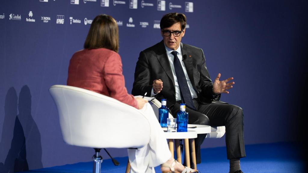 Salvador Illa, president de la Generalitat, conversa amb Teresa Garcia-Milà, presidenta del Cercle d'Economia, al Palau de Congressos de Catalunya, a Barcelona, l'1 de juny de 2026