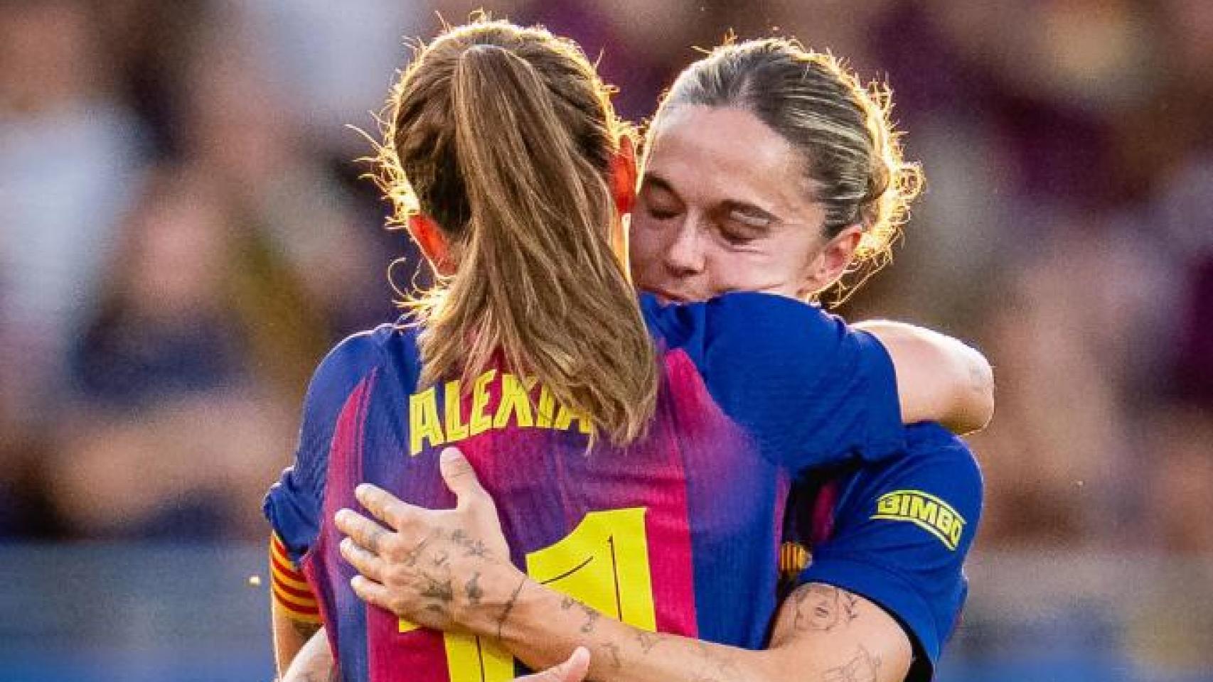 Mapi León se abraza con Alexia Putellas en su despedida del Barça Femenino