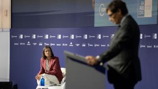 La presidenta del Cercle d'Economia, Teresa Garcia-Milà, observa al presidente del Govern de la Generalitat, Salvador Illa, en la inauguración de la 41ª edición del encuentro anual del lobby