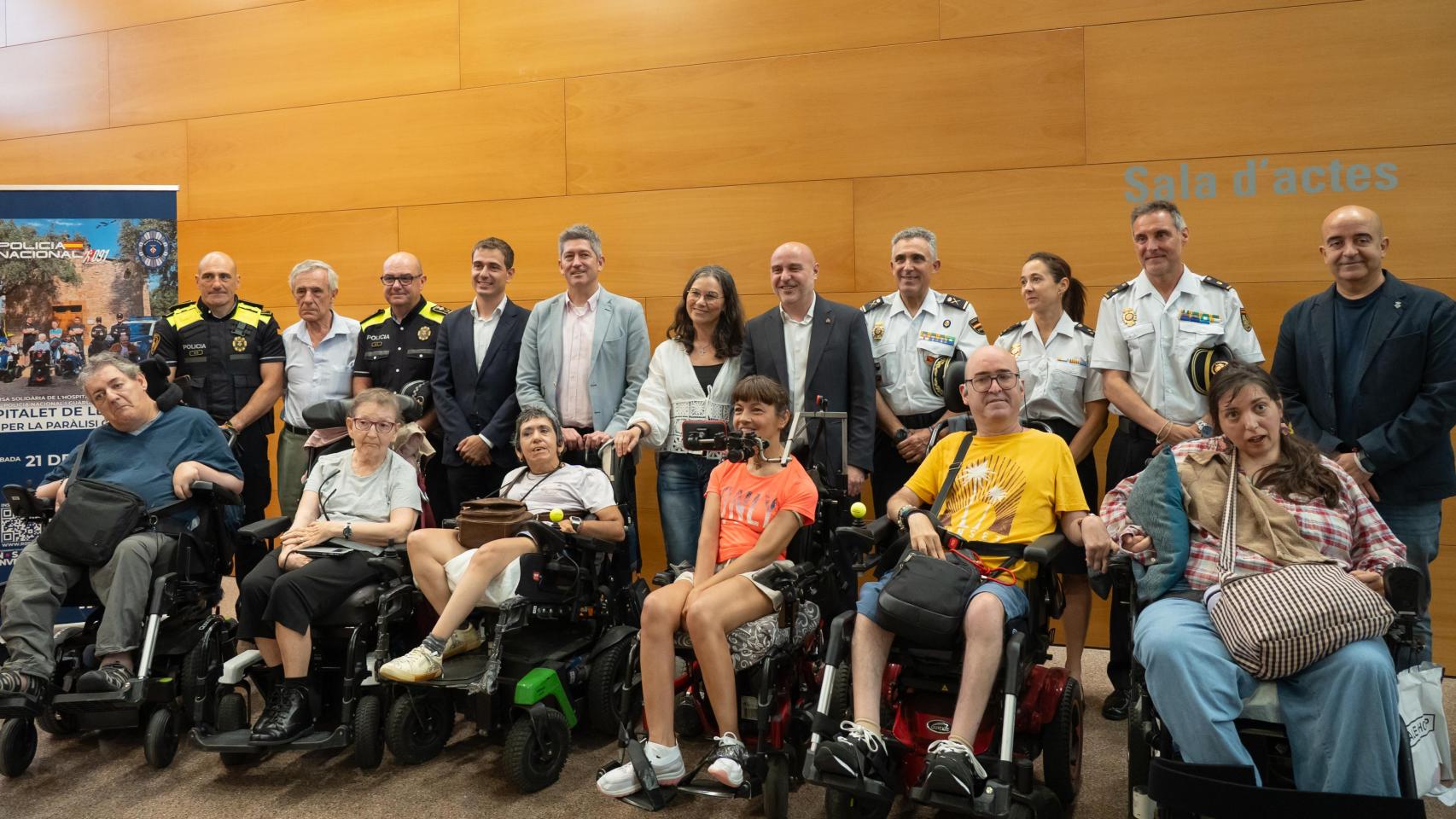 Agentes de la Guardia Urbana de l'Hospitalet y la Policía Nacional, el alcalde del municipio, representantes de No Somos Invisibles, y el delegado del Gobierno en Cataluña