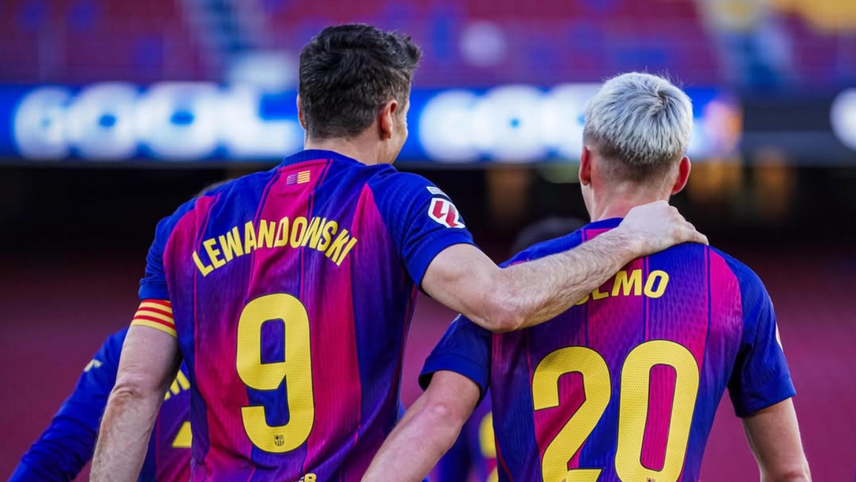 Dani Olmo y Robert Lewandowski celebran un gol con el Barça