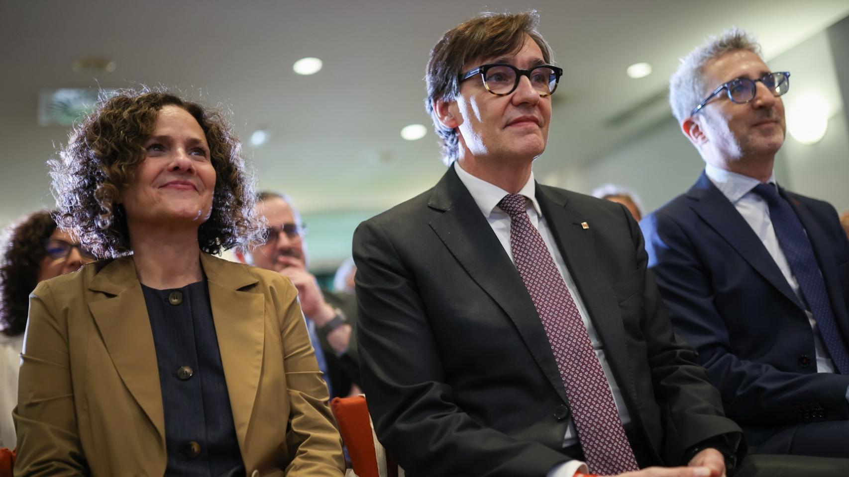 El presidente de la Generalitat, Salvador Illa (centro), junto al ministro de Hacienda, Arcadi España, y la consejera de Cultura de la Generalitat, Sonia Hernández, en un acto reciente / CG