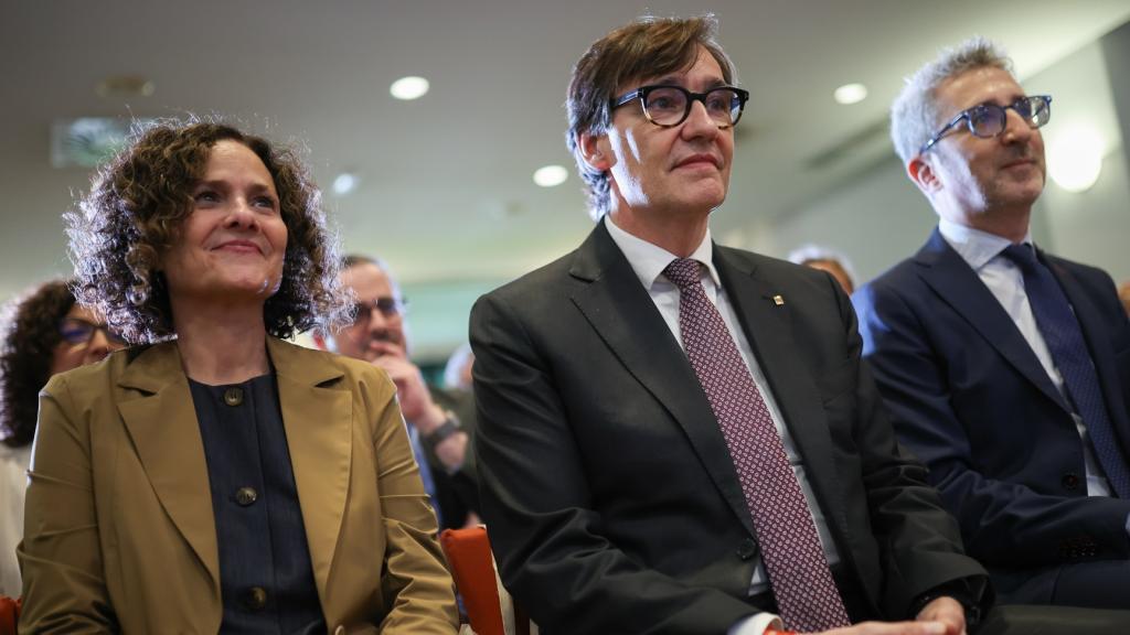 El presidente de la Generalitat, Salvador Illa (centro), junto al ministro de Hacienda, Arcadi España, y la consejera de Cultura de la Generalitat, Sonia Hernández, en un acto reciente / CG
