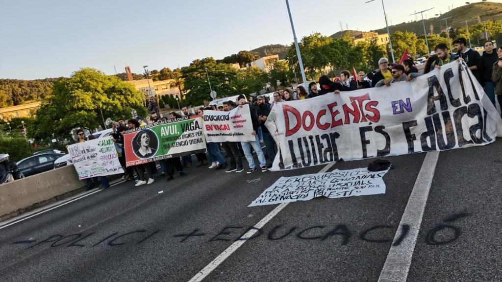 Uno de los cortes de la Ronda de Dalt, en Barcelona, protagonizado por los sindicatos del personal docente / EP 