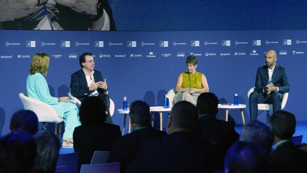 La presidenta de GMV, Mónica Martínez; el ceo de Openchip, Francesc Guim, y el cofundador de Apptronik Luis Sentis, en la sesión 'IA aplicada, robótica y el nuevo modelo industrial europeo' de la 41 Reunió Cercle d'Economia