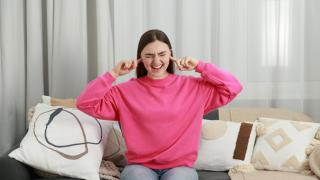 Vecina molesta por el ruido excesivo de unas obras en una vivienda y quiere denunciar al vecino