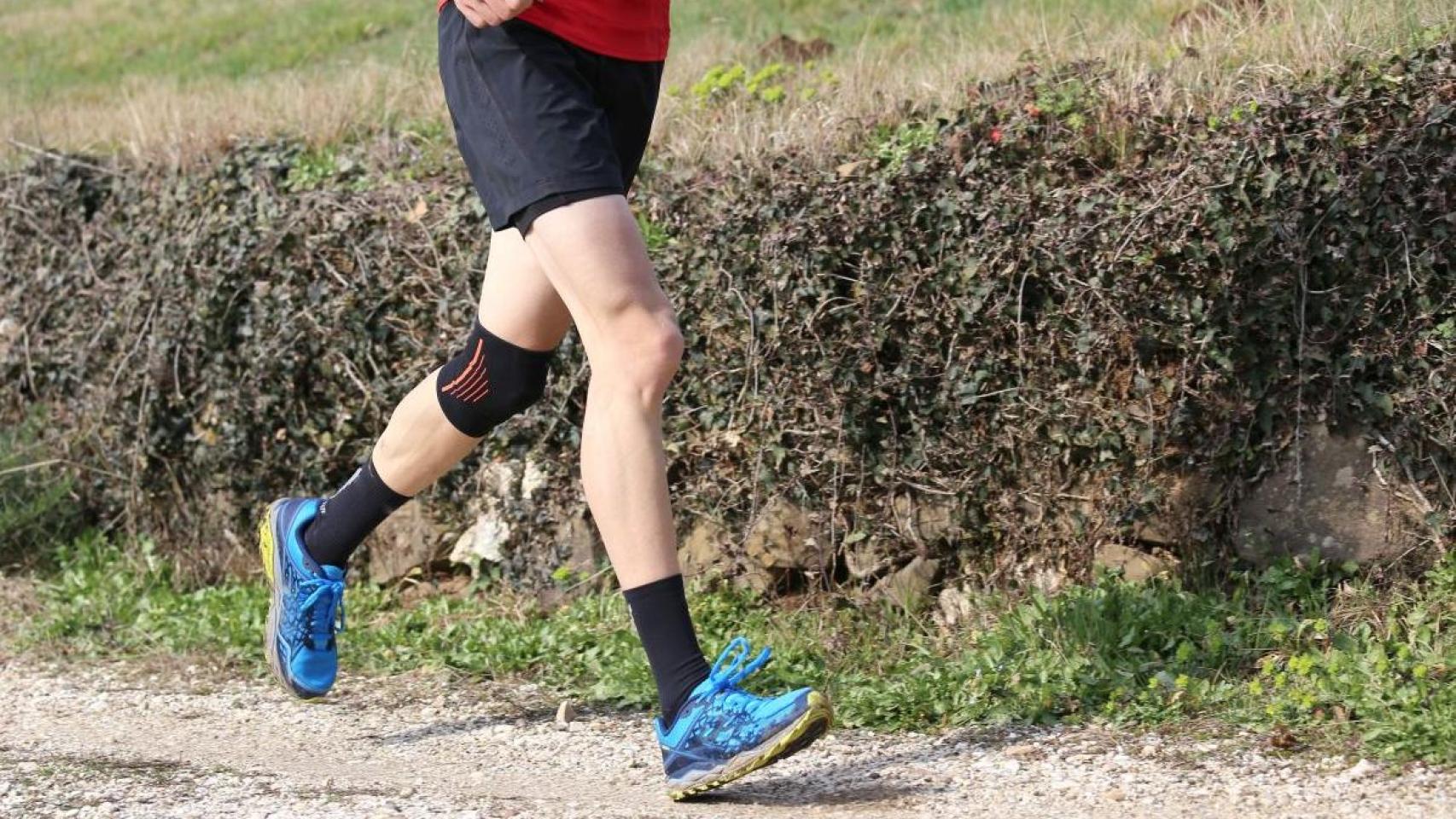 Un hombre practicando deporte con una rodillera deportiva