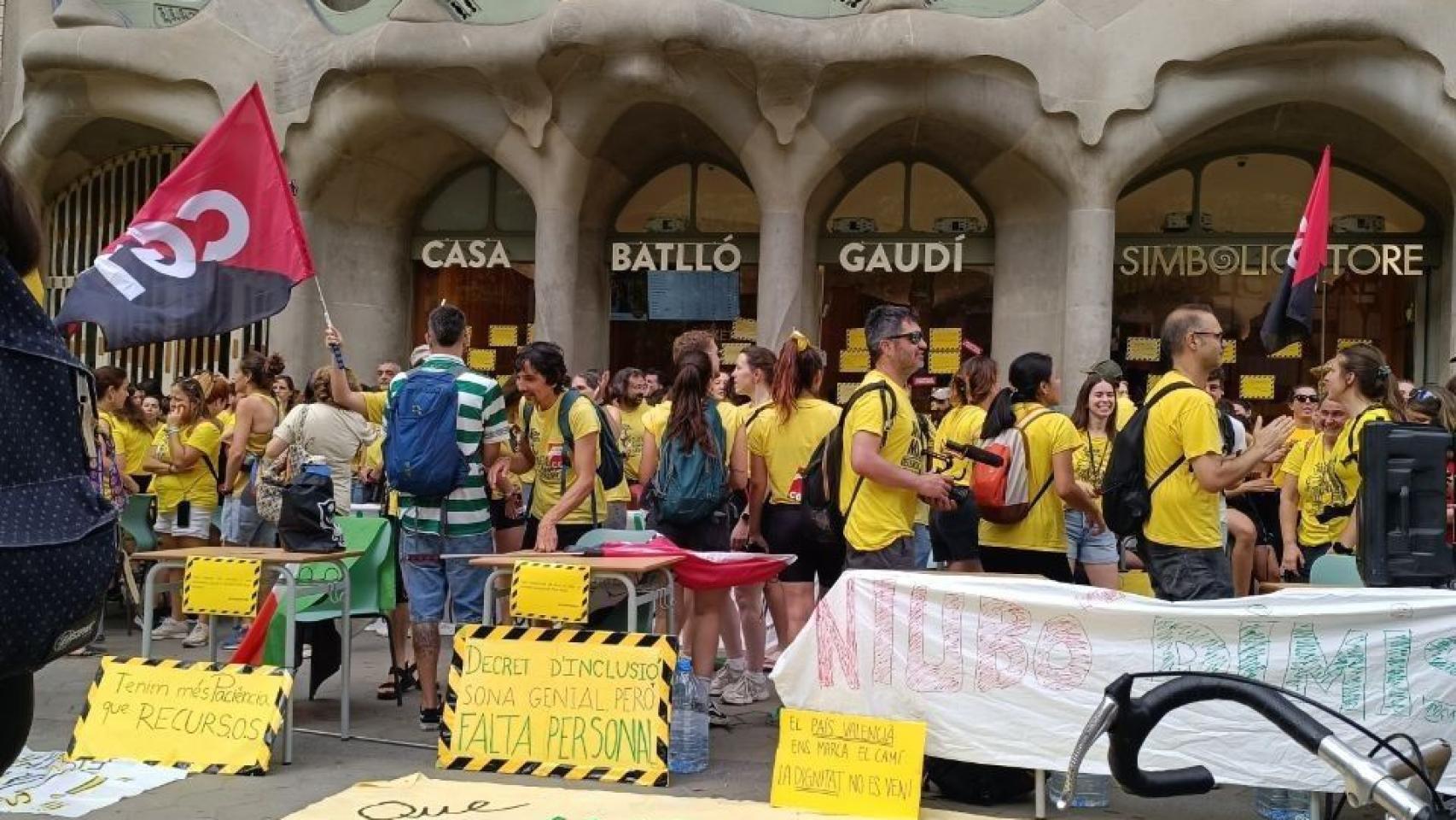 Docentes convocados por CGT protestan contra el preacuerdo educativo bloqueando la Casa Batlló de Barcelona el 2 de junio de 2026