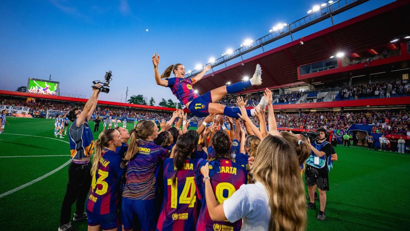 Las jugadoras del Barça Femenino mantean a Alexia Putellas en su despedida del Estadi Johan Cruyff
