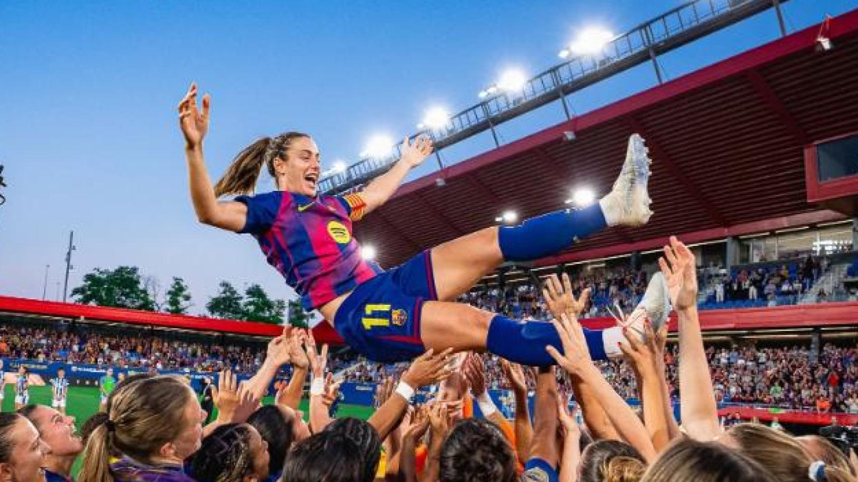 Las jugadoras del Barça Femenino mantean a Alexia Putellas en su despedida del Estadi Johan Cruyff