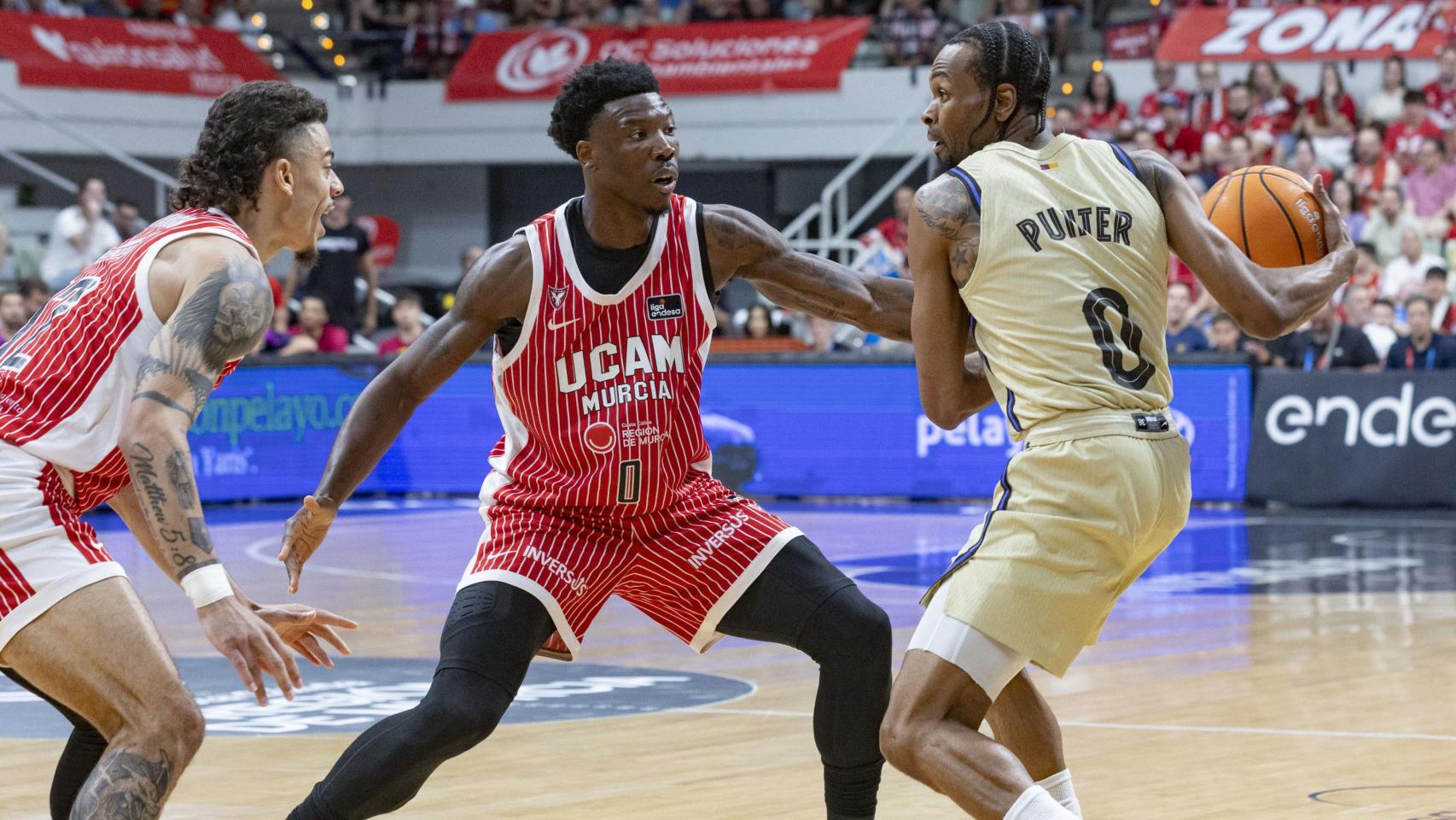 Kevin Punter, defendido por dos jugadores en el UCAM Murcia-Barça de basket.jpg