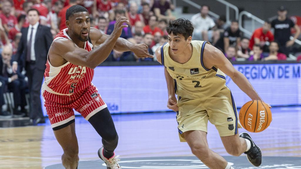 Juani Marcos conduce la pelota en el UCAM Murcia-Barça de basket