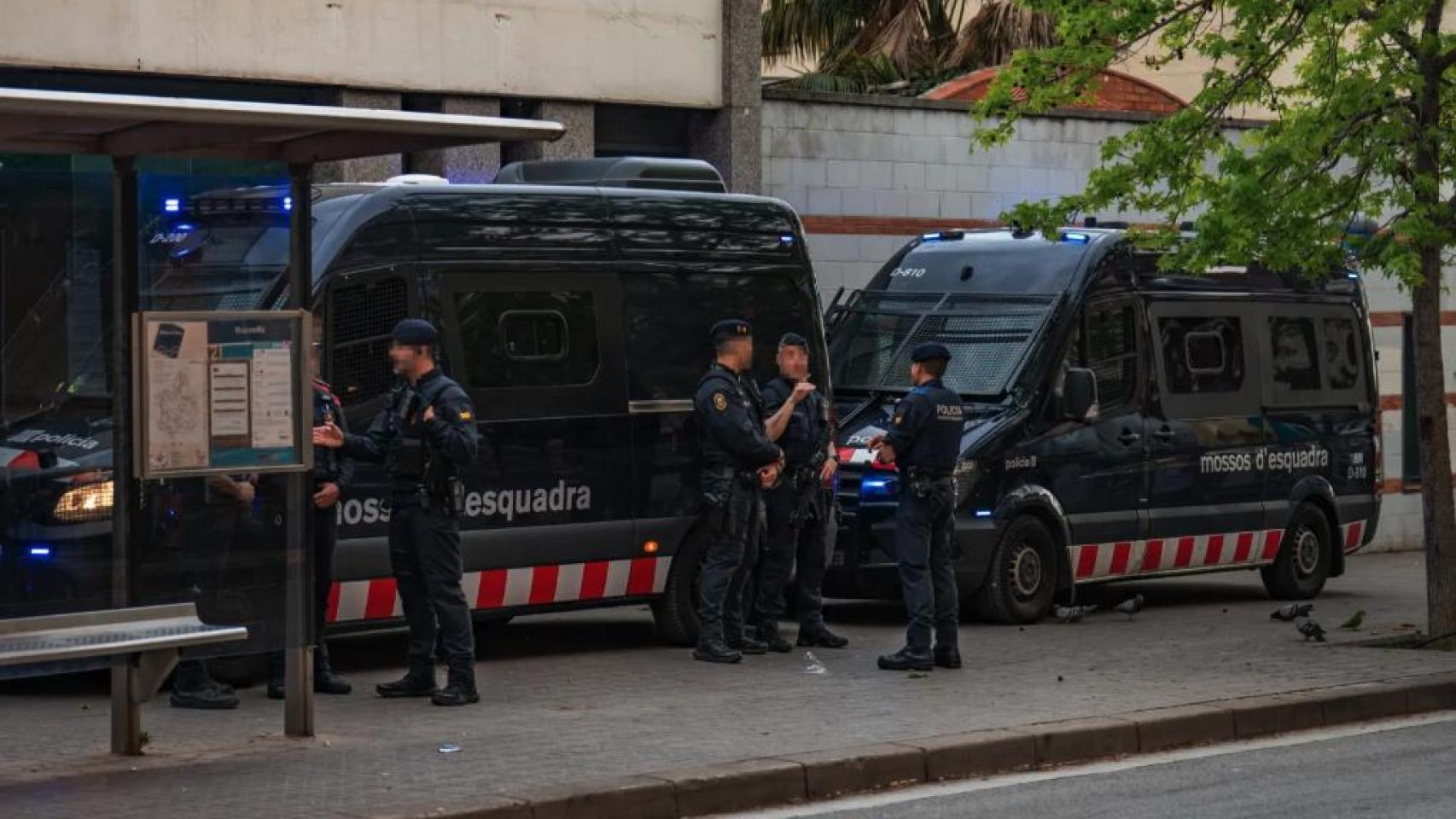 Agentes de los Mossos en un dispositivo en el barrio de Cerdanyola de Mataró