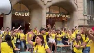 Grupo de docentes concentrados ante la Casa Batlló de Barcelona este martes en una nueva jornada de huelga del sector educativo