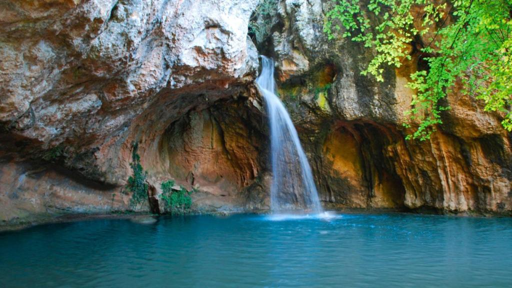 Salto de agua y piscina natural de La Fou de Tous.jpg