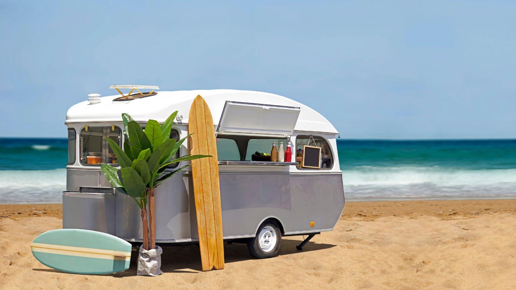 Un food truck en la playa.jpg