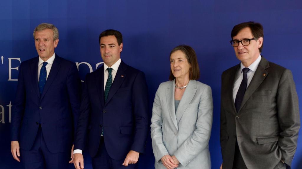 Los presidentes Illa, Pradales y Rueda, junto a la presidenta del Cercle d'Economia