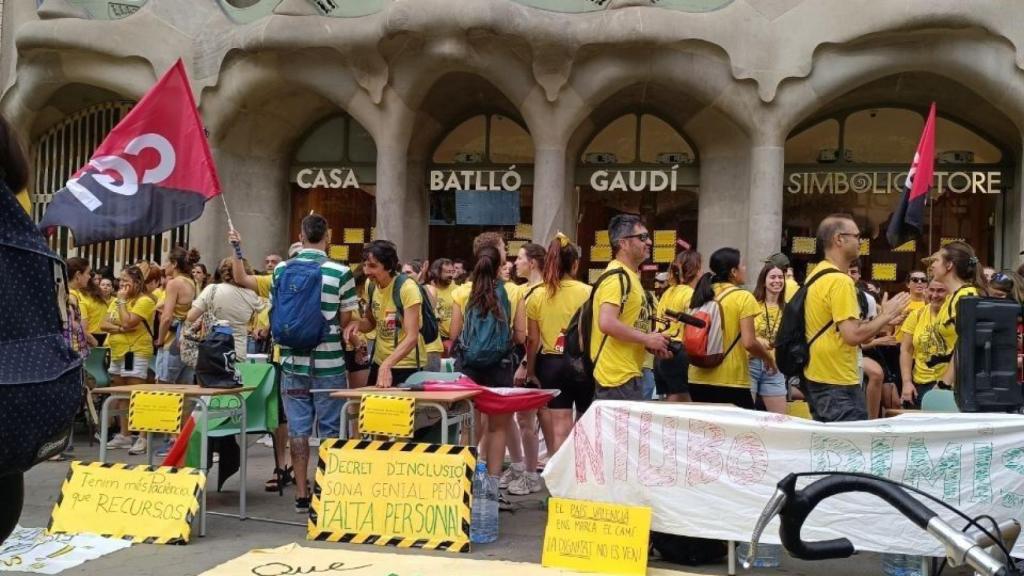 Docentes convocados por CGT protestan contra el preacuerdo educativo bloqueando la Casa Batlló de Barcelona el 2 de junio de 2026