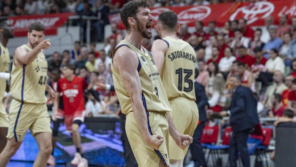 Darío Brizuela celebra una cistella del Barça de bàsquet contra l'UCAM Múrcia