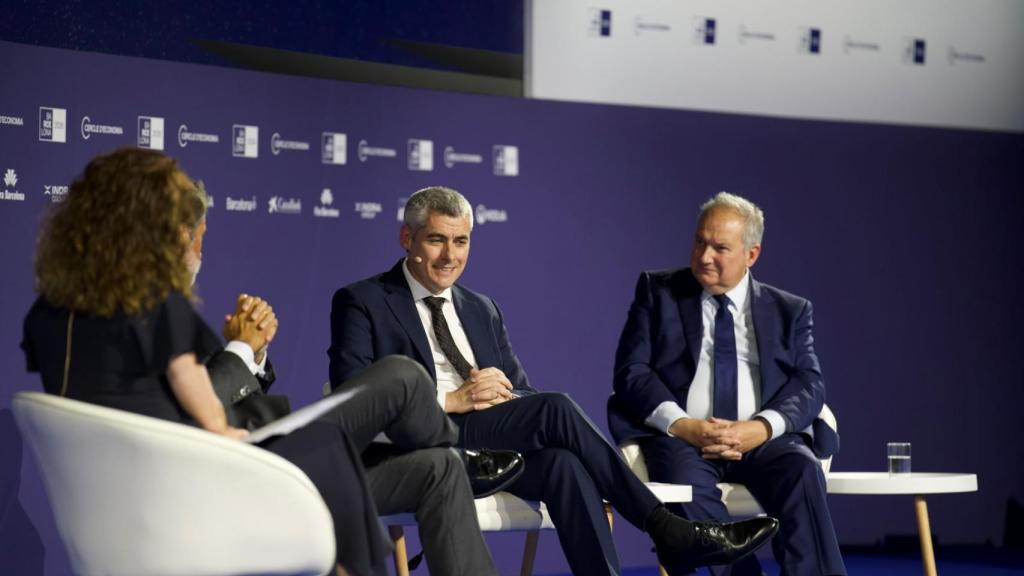 El president de KPMG Espanya, Juanjo Cano (centre) i el ministre d'Indústria i Turisme, Jordi Hereu (dreta)