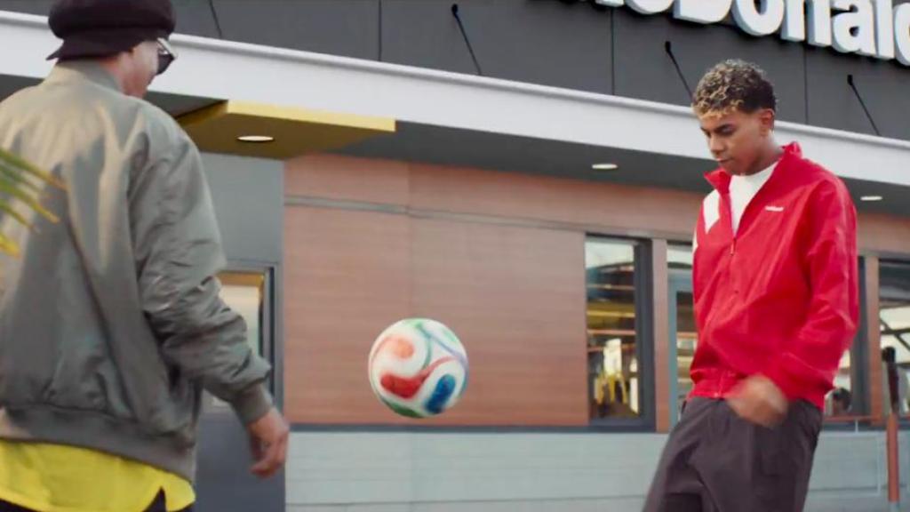 Ronaldinho i Lamine Yamal fent tocs amb una pilota en un anunci de McDonald's