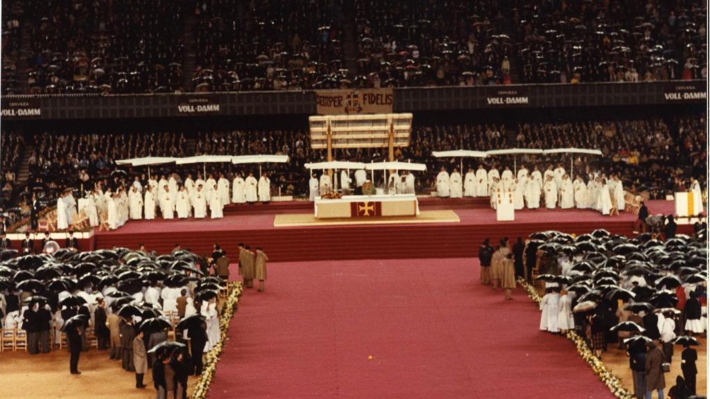 El Papa Juan Pablo celebra una misa en el Camp Nou, en el año 1982