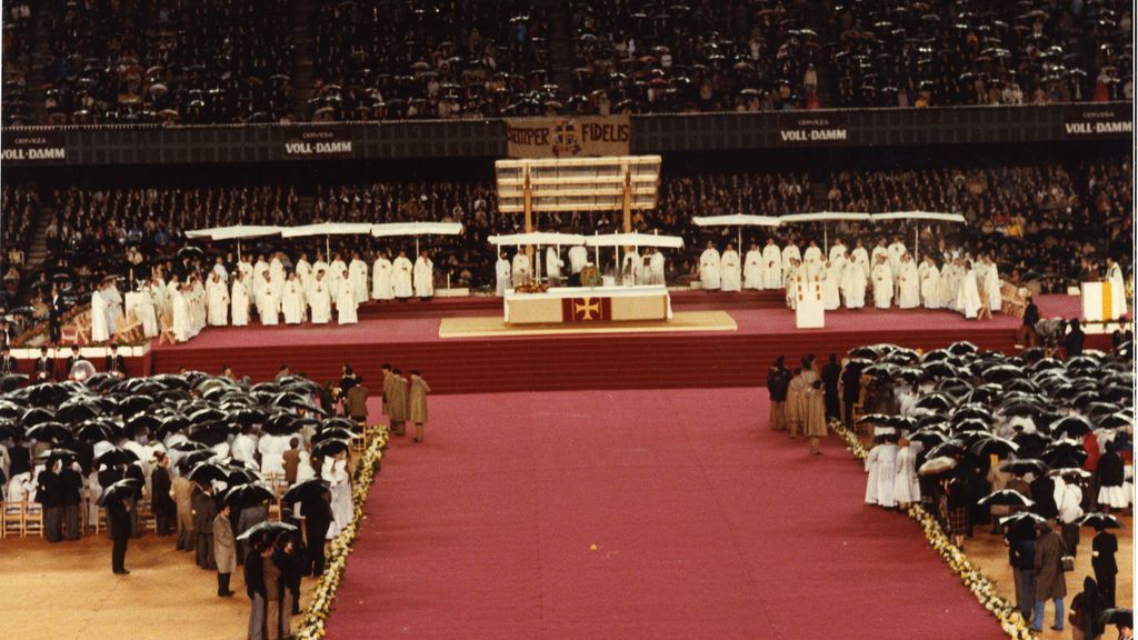 El Papa Joan Pau celebra una missa al Camp Nou, l'any 1982