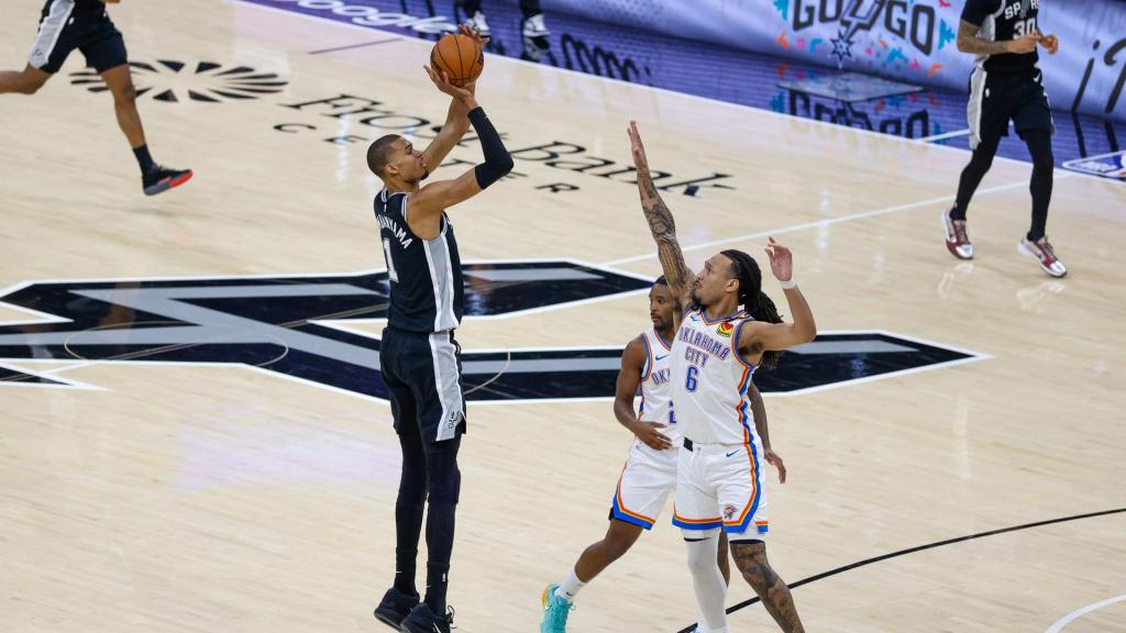Victor Wembanyama intenta un triple frente a los Thunder
