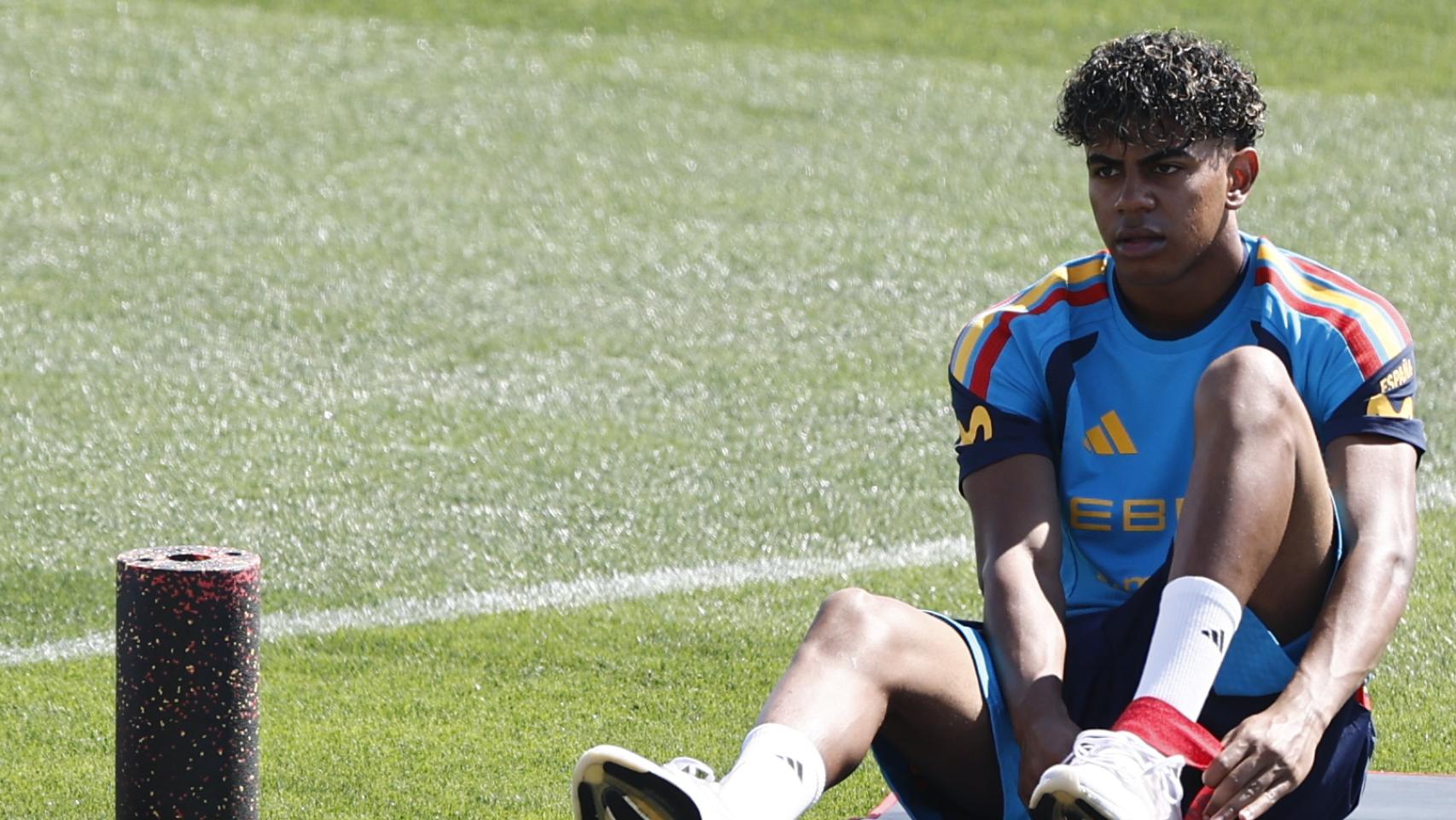 Lamine Yamal realiza trabajo físico en un entrenamiento de la selección española