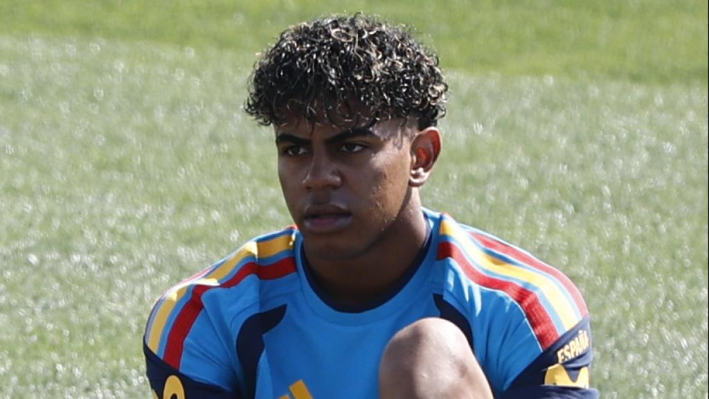 Lamine Yamal realiza trabajo físico en un entrenamiento de la selección española