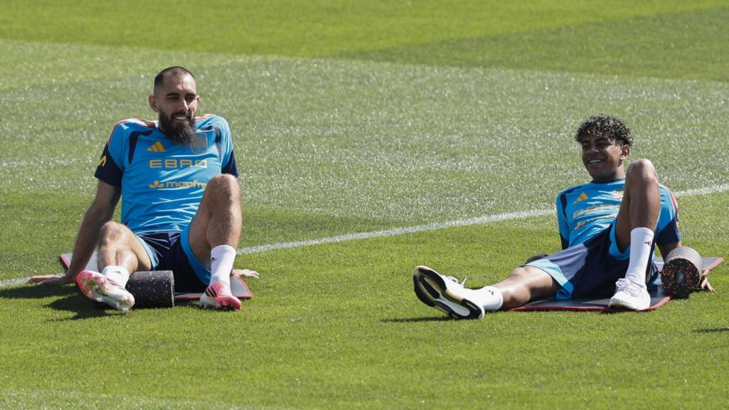 Borja Iglesias y Lamine Yamal, en un entrenamiento de la selección española