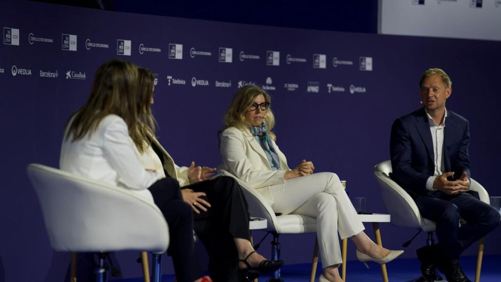 D’esquerra a dreta, Laura Colón, presidenta d’AstraZeneca a Espanya; Carolina Aguilar, CEO d’Inbrain Neuroelectronics; i Tim Knotnerus, CEO d’Agomab Therapeutics, durant una taula sobre indústria farmacèutica al Cercle d’Economia