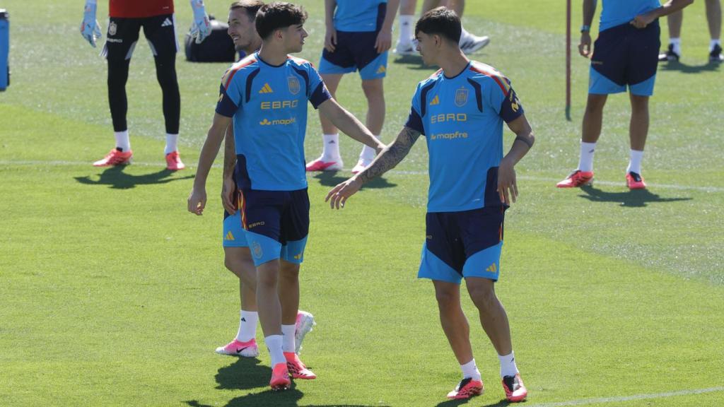 Jon Martín i Marc Bernal, en un entrenament de la selecció espanyola